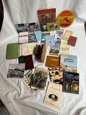 beaucoup de livres posés sur une feuille blanche