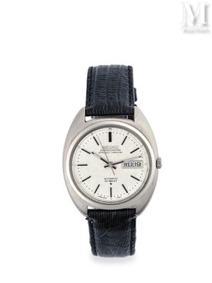 une image d'un gros plan d'une montre-bracelet sur un fond blanc
