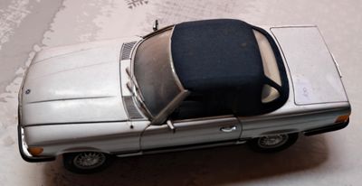 une voiture jouet posée sur une table
