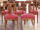 quatre chaises posées sur un tapis dans une pièce