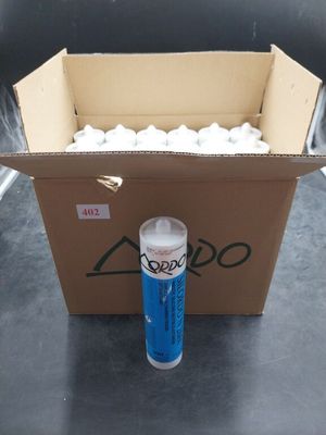 une boîte de balles de golf posée sur une table à côté d'une boîte d'Aeroo