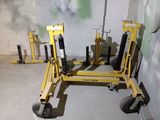 une grosse machine jaune qui est garée dans un garage