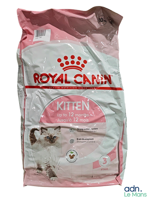 un sac de croquettes Royal Canin pour chatons sur fond blanc