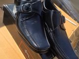 une paire de chaussures qui se trouve sur le dessus d'une boîte
