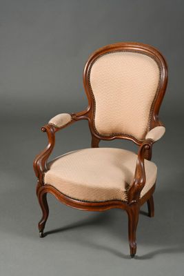 Fauteul à dossier en cabriolet en bois mouluré et sculpté, l…