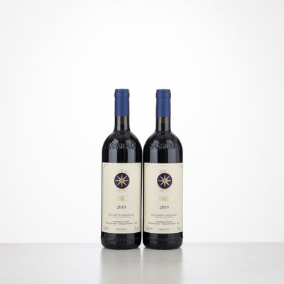 deux bouteilles de vin rouge posées sur une table