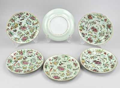 six assiettes et un bol ornés de motifs floraux sur un fond blanc