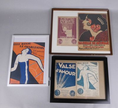 trois affiches encadrées représentant divers types d'œuvres d'art, posées sur une table
