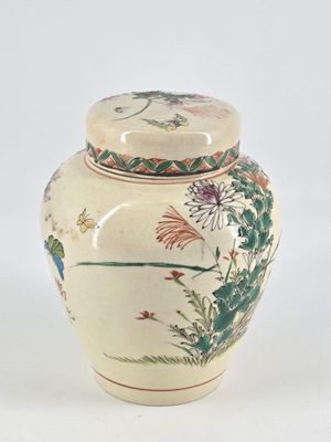 ASIE. Petit pot en céramique à décor émaillé de végétaux et …
