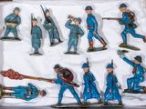 de nombreuses figurines représentant des hommes en uniforme bleu, dans une boîte