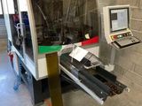 une machine qui travaille sur une pièce de métal