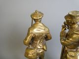 paire de figurines anciennes en laiton représentant un homme et une femme