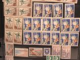 une photo d'un réfrigérateur sur lequel sont collés des timbres