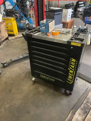 une image d'un établi dans un garage