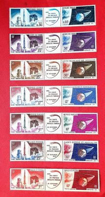 les timbres sont imprimés sur une feuille de papier rouge sur laquelle figure l'image d'une navette spatiale