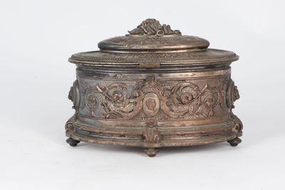 une boîte ancienne plaquée argent avec un couvercle, sur fond blanc