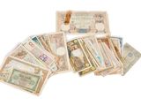 une liasse de billets posée sur une table