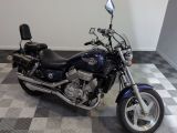une moto garée sur un sol en damier