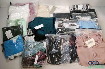 un tas de vêtements posés sur une table