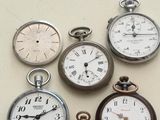 de nombreux modèles différents de montres de poche posées sur une table