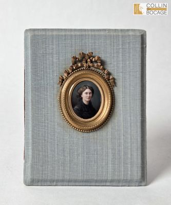 un portrait miniature d'une femme dans un cadre doré