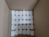 une boîte en carton contenant de nombreux rouleaux de papier toilette