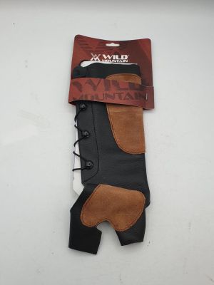 un gros plan sur une paire de gants posés sur une surface blanche