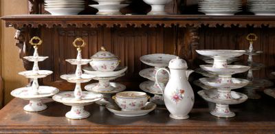 de nombreuses assiettes et tasses posées sur une étagère dans une pièce
