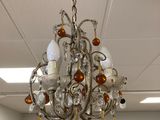 un lustre suspendu au plafond d'un magasin