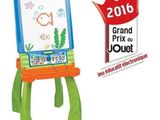 une image représentant une gomme jouet posée sur une planche à dessin