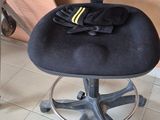 une photo d'une chaise de bureau noire dans une pièce