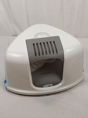 un panier pour chat blanc et gris avec un chat dedans