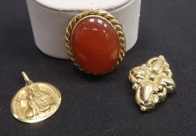 trois bijoux, dont une bague, un pendentif et une pièce de monnaie