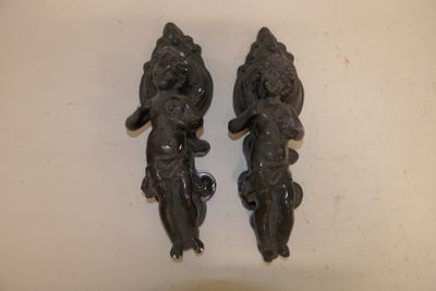 deux figurines assises sur une table