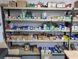 beaucoup de boîtes et de cartons sur les étagères de la pièce
