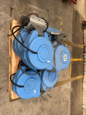 une machine bleue posée sur une palette au sol