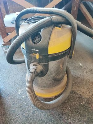 un aspirateur posé par terre