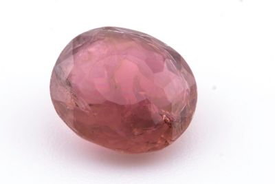 des tourmalines roses sur fond blanc