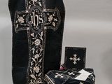 une croix noire et blanche sur un tissu noir et rouge