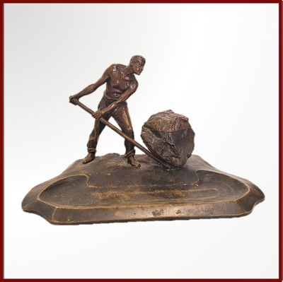 statue d'un homme tenant une pelle et un rocher, sur fond blanc
