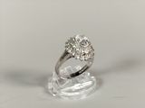 une bague en diamant posée sur un socle transparent