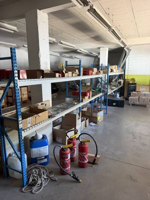 une pièce remplie de nombreuses boîtes et d'autres objets