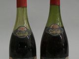 deux bouteilles de vin posées l'une à côté de l'autre sur une table