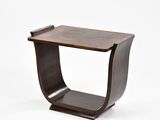 une table d'appoint en bois dont le plateau présente des courbes