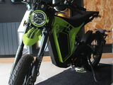 une moto posée sur un tapis dans une pièce