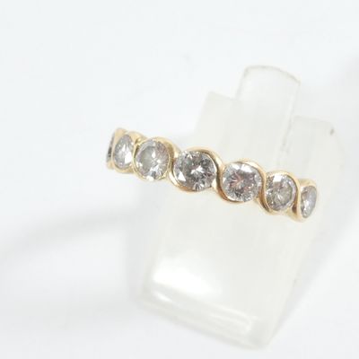 un gros plan d'une bague sertie de diamants