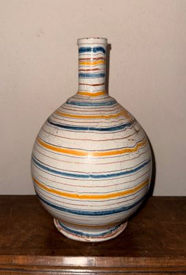 un vase posé sur une table dans une pièce