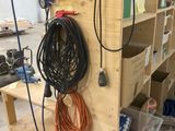 une photo d'un établi sur lequel sont posés tout un tas d'outils