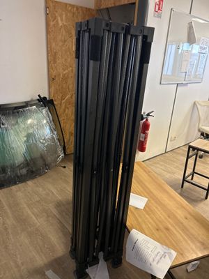 une pièce dans laquelle se trouvent une table, des chaises et une borne d'incendie