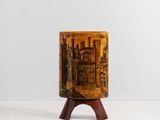 un petit vase orné d'une image représentant une ville